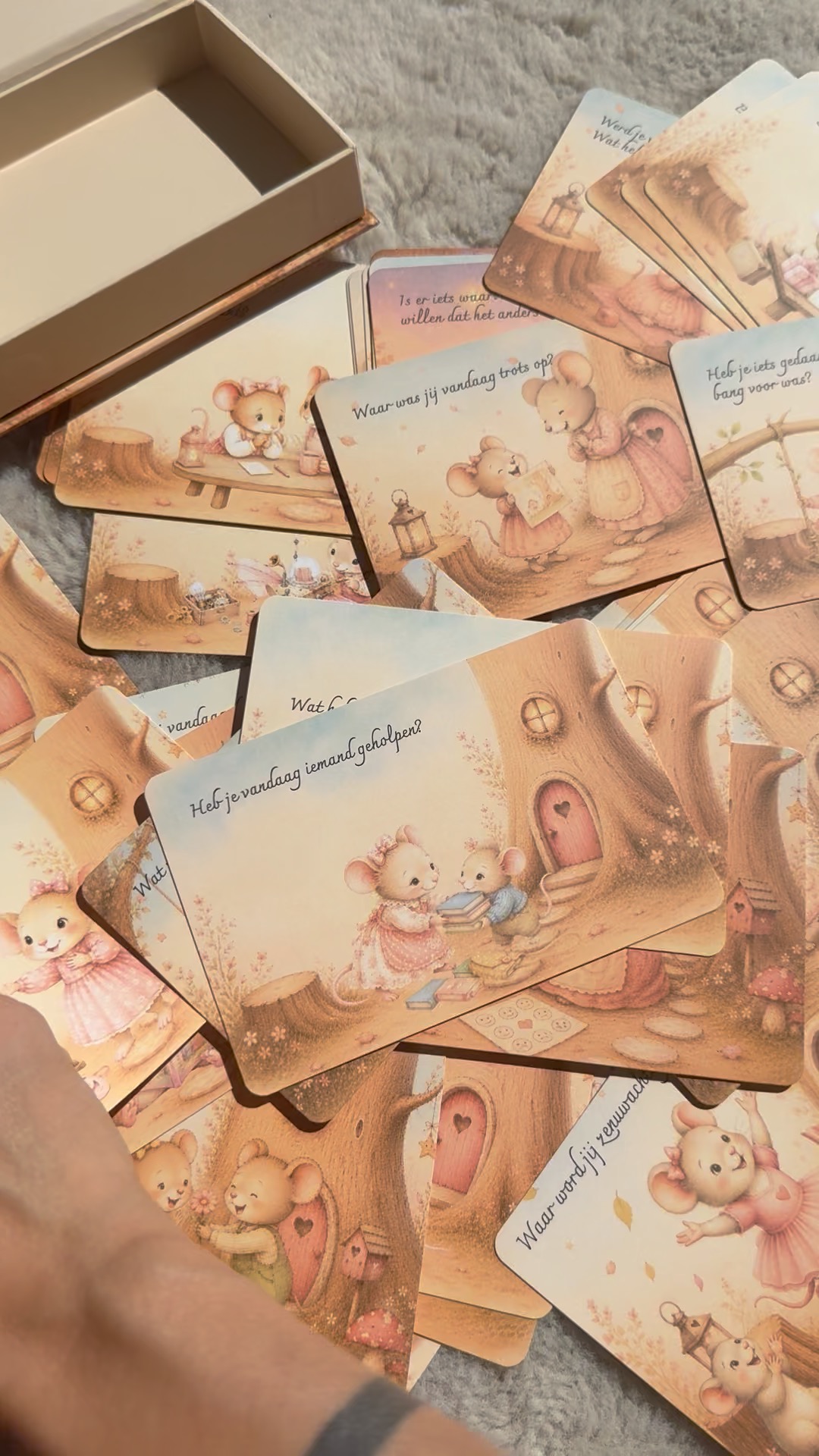 Geopende doos van Ons Muisjesmoment met de Mieneke Muis-kaartjes ernaast
